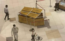 Khách hàng hoảng hốt vì 1 người rơi từ lầu 2 xuống đất ở siêu thị Aeon Mall Bình Dương