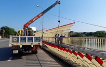 Vụ chi 1,5 tỉ đồng trang trí cầu ở Quảng Trị: Công nhân đang tháo dỡ công trình