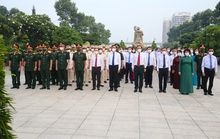 Lãnh đạo TP HCM dâng hoa, dâng hương tưởng niệm các anh hùng liệt sĩ
