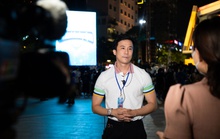 “Phù thủy sân khấu” Lê Việt chinh phục hàng ngàn khán giả tại phố đi bộ