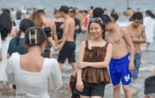 Biển người đổ xô về Sầm Sơn tắm biển ngày đầu tiên nghỉ lễ 30-4, 1-5
