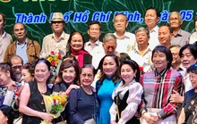 NSND Minh Vương, Lệ Thủy vui mừng gặp lại đồng nghiệp trong ngày trao giải thưởng sân khấu Việt Nam