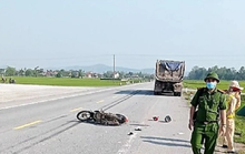 Va chạm xe đầu kéo, hai vợ chồng đi xe máy thương vong