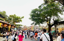 Hàng chục ngàn người đổ về Hội An du lịch, phố cổ ken kín lối