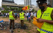 Người biểu tình đốt phá hàng chục ngôi nhà của chính trị gia Sri Lanka