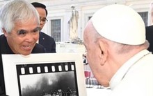 Phóng viên Nick Ut và Em bé Na Panlm diện kiến Đức Giáo hoàng