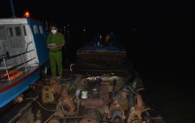 CLIP: Bắt tại trận 2 chiếc “tàu ma” hút cát trong đêm trên sông Tiền