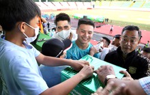 Náo động sân Cần Thơ, Quang Hải và Hoài Linh quyên góp hơn 800 triệu giúp trẻ em mồ côi