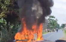 Ôtô đang chạy bất ngờ bốc cháy ngùn ngụt, cả gia đình 4 người hoảng hốt tháo chạy