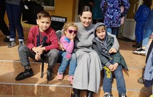 Angelina Jolie bí mật thăm trẻ mồ côi ở Ukraine