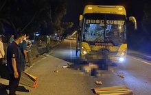 Băng qua Quốc lộ 1 với tốc độ cao, 3 thanh niên trên xe máy bị xe khách tông chết