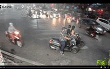 CLIP: Người đàn ông sàm sỡ vào vòng 1 cô gái ăn mặc gợi cảm giữa phố