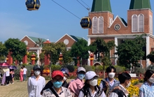 Hình ảnh du khách ùn ùn đi cáp treo ở Châu Đốc và Phú Quốc