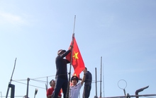 Ngư dân Lý Sơn xúc động đón nhận 5.000 lá cờ Tổ quốc