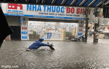 CLIP: Nhiều tuyến phố ở Hà Nội ngập sâu, xe cộ bì bõm sau trận mưa lớn