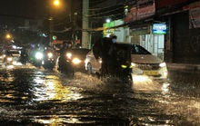 TP HCM: Mưa lớn kéo dài, nhiều người lội nước về nhà