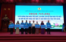 Chủ tịch UBND tỉnhTiền Giang đối thoại với CNVC-LĐ tiêu biểu