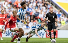 Mất 2 quả phạt đền, Huddersfield vuột vé vàng 5.000 tỉ đồng