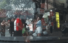 CLIP: 2 người đàn ông hung hãn lao vào đánh người phụ nữ đi ôtô ngay trên phố