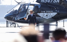 Tom Cruise 59 tuổi, tự lái trực thăng đến thảm đỏ