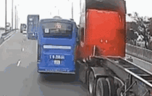 Vụ xe buýt tạt đầu container: Tài xế nói nguyên nhân bất ngờ