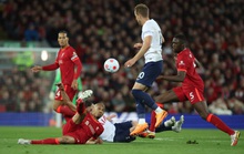 Liverpool - Tottenham chia điểm nảy lửa ở Anfield, Man United thua tan nát