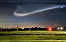 “UFO” hình con sứa rơi ra từ tên lửa, bay ngang bầu trời nước Mỹ