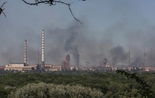 Cháy nhà máy hóa chất, hàng trăm lính Ukraine mắc kẹt?