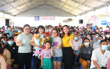 Ca sĩ Phương Thanh “cháy” hết mình với công nhân Củ Chi