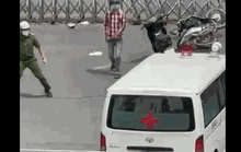 CLIP: Hãi hùng kẻ ngáo đá trộm xe cấp cứu chạy loạn xạ trên đường