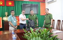 Công an TP HCM trao trả balo cho người đàn ông Pháp