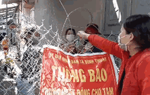 CLIP: UBND xã dùng kẽm gai, lưới B40 rào chắn lối đi của nhiều hộ dân