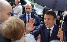 Tổng thống Macron đối diện khó khăn