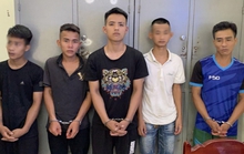 2 người dân đang ngồi hóng mát bất ngờ bị 4 kẻ đi xe máy áp sát, dí dao vào cổ