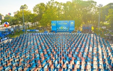 Hơn 600 người khởi động ngày mới bằng màn đồng diễn yoga ấn tượng tại Huế