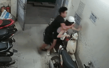 CLIP: Cô gái trẻ bất ngờ bị nam thanh niên khống chế, sàm sỡ từ phía sau