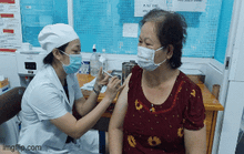 Lo biến chủng BA.5, người dân TP HCM xếp hàng tiêm vắc-xin Covid-19
