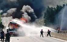 Phú Yên: Xe khách cháy rụi khi đang chạy trên Quốc lộ 1