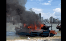 Clip: 2 tàu cá cháy rụi tại sông Hàn