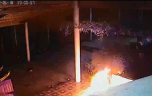 Vụ “khủng bố” nhà cha vợ cũ bằng bom xăng: Khởi tố 3 đối tượng về hành vi đe dọa giết người