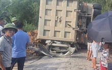 Tai nạn thảm khốc xe tải lật đè lên xe con khiến 3 người tử vong