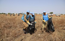Đội Công binh mũ nồi xanh Việt Nam giúp dân bản địa làm sạch môi trường