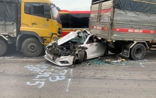 Ôtô 4 chỗ bị vò biến dạng trong tai nạn liên hoàn ở Đồng Nai