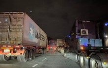 CLIP: Ớn cảnh xe container ken cứng ở TP Thủ Đức, nhiều xe con leo lề