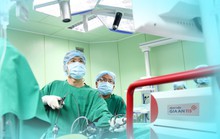 Người mẹ từ Singapore đưa con về Việt Nam chữa bệnh hiểm nghèo