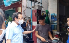 Bí thư Nguyễn Văn Nên đến tận nhà thăm hỏi người dân ở Bình Tân