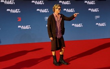 Brad Pitt mặc váy trên thảm đỏ gây sốt