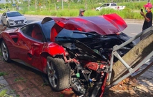 Siêu xe Ferrari nát đầu sau vụ tai nạn