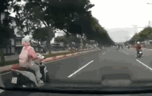Cô gái chạy xe máy tạt đầu ôtô trên đường Phạm Văn Đồng là ai?