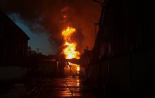 Đà Nẵng: Cháy lớn tại kho vật tư, hơn 200 người căng mình dập lửa
